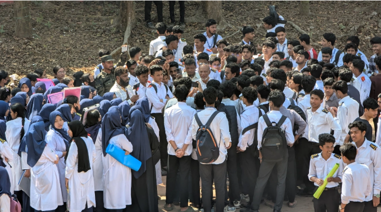 চবি ল্যাবরেটরী স্কুলে পরীক্ষা বর্জন, অধ্যক্ষ কক্ষে তালা দিয়ে মানববন্ধন